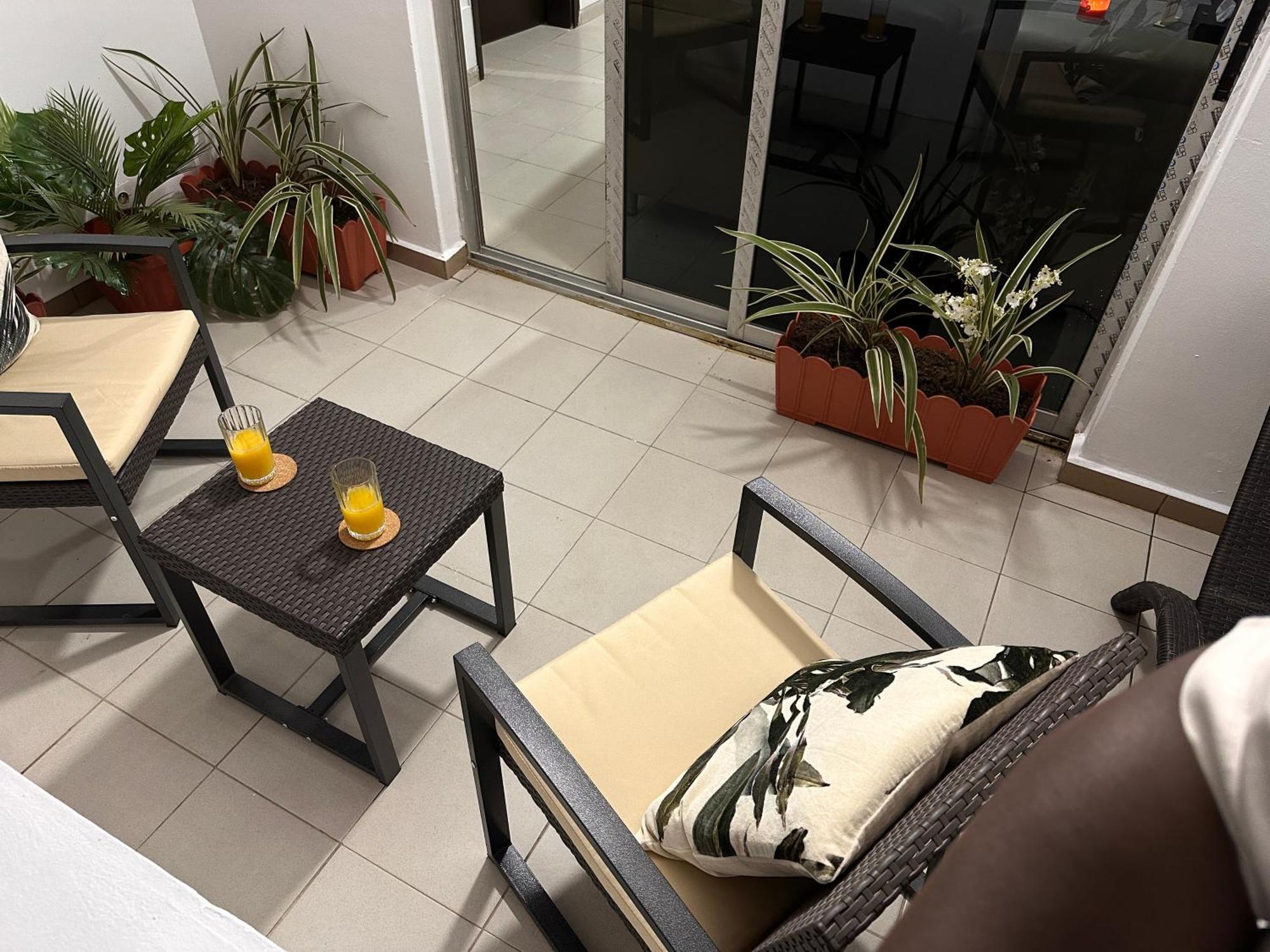 Living 1Bed -Spacious Fully Equipped - Lively Area Lägenhet Abidjan Exteriör bild